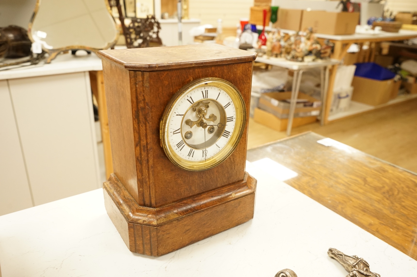 A Victorian oak mantel clock 27.5cm high